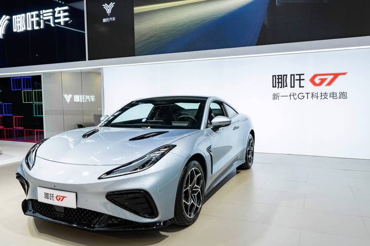 深圳92哪吒汽车在智能汽车领域的表现，领途汽车在新能源汽车市场中的影响力